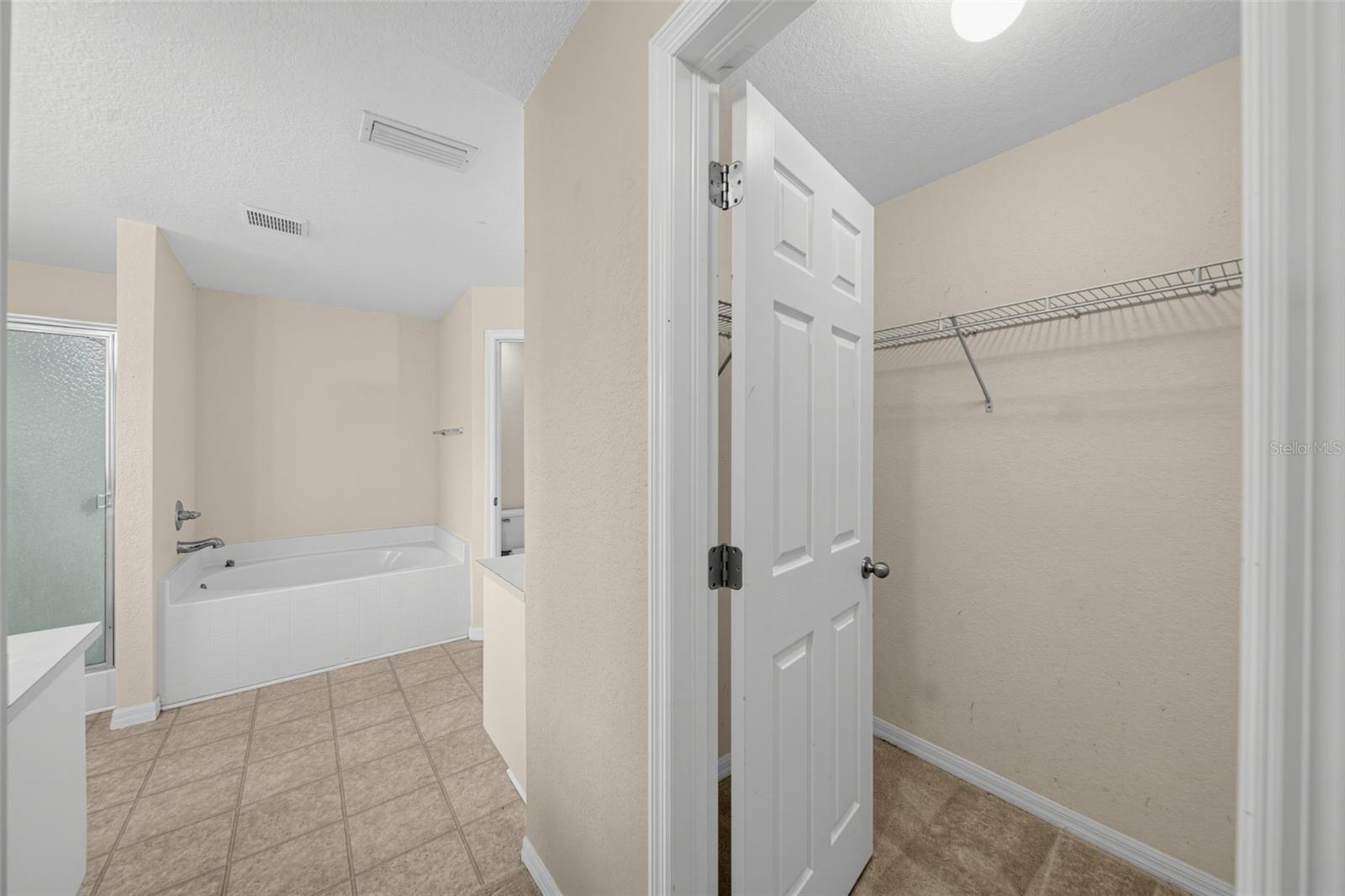 2019 Wanda Ave N Property Photo 4