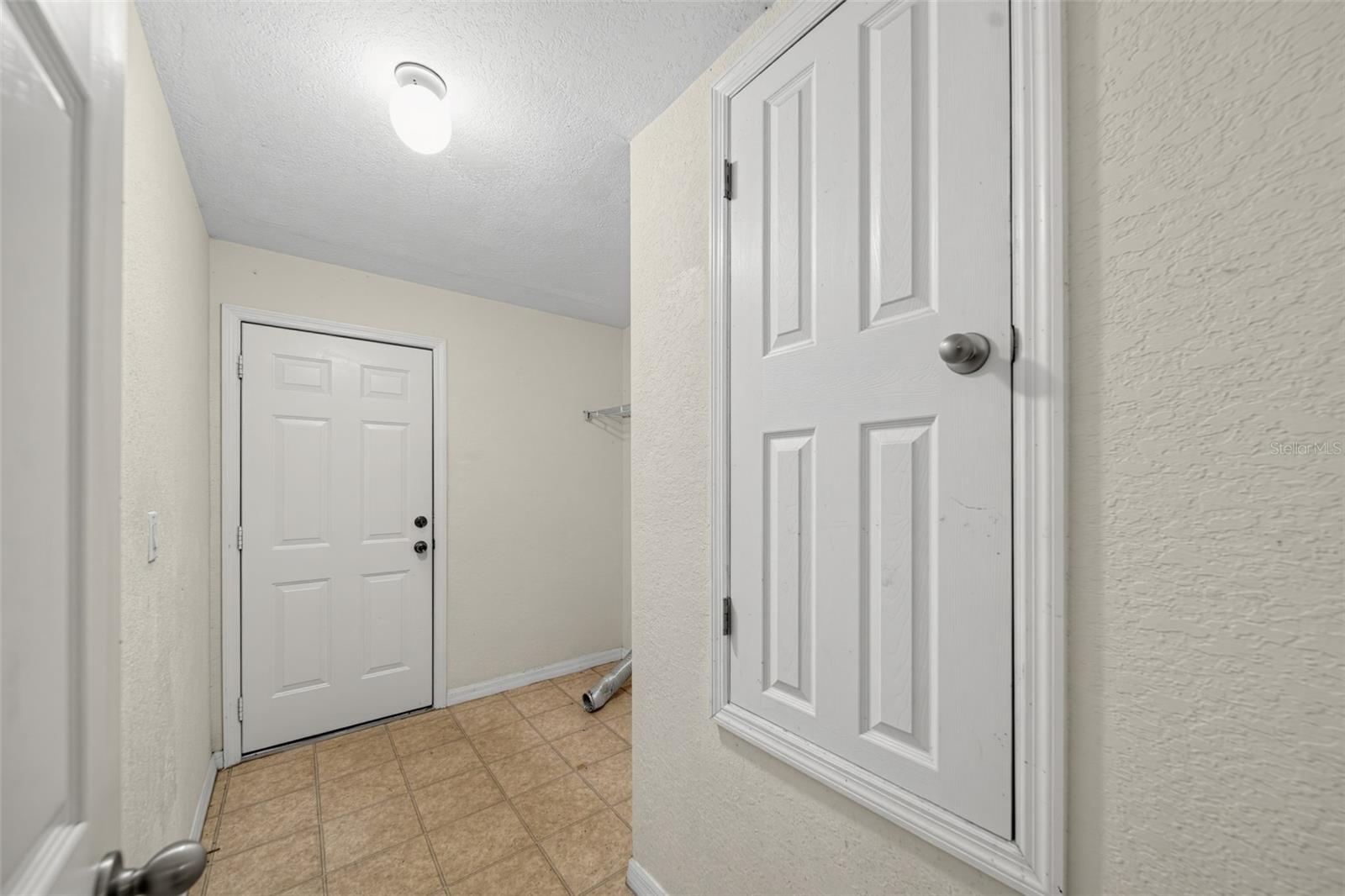 2019 Wanda Ave N Property Photo 5