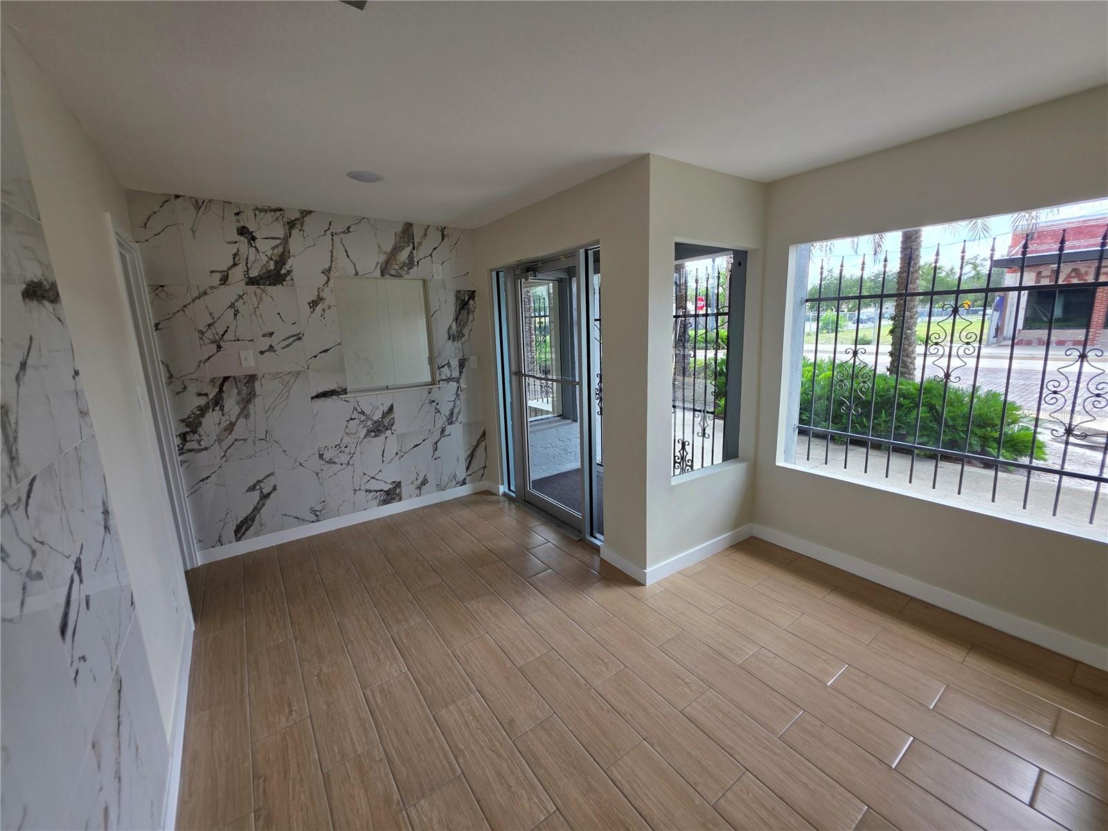 217 S Oak Ave Property Photo 6