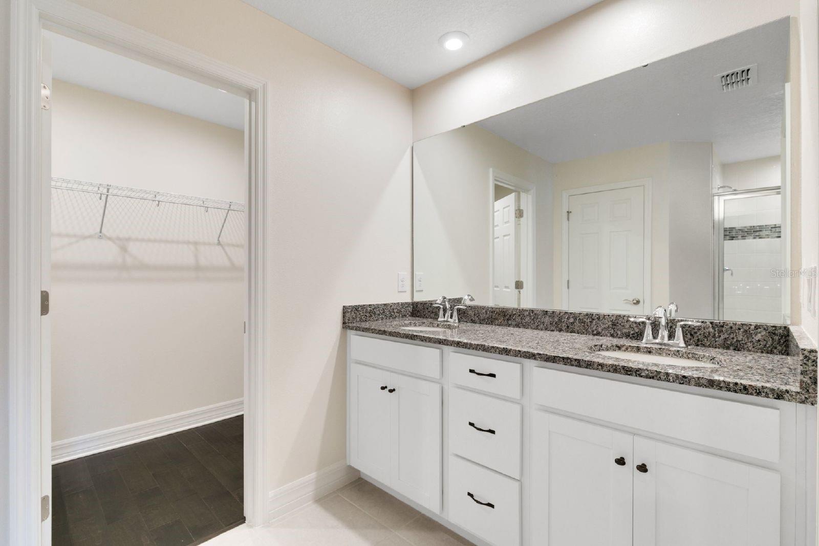 2232 Centerra Loop Property Photo 11