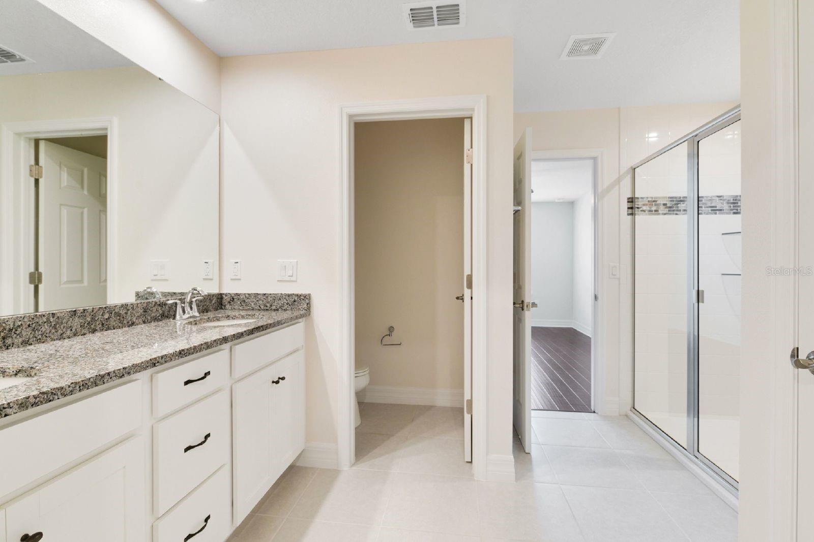 2232 Centerra Loop Property Photo 12