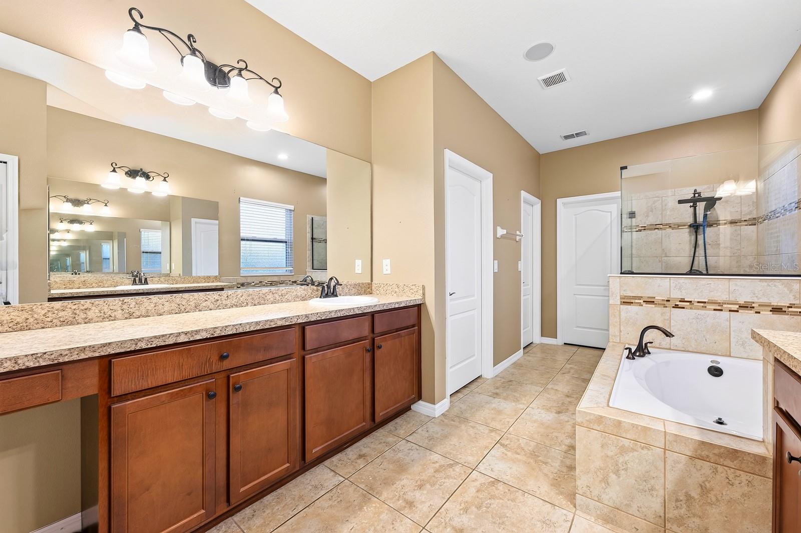 3135 Amalfi Dr Property Photo 28