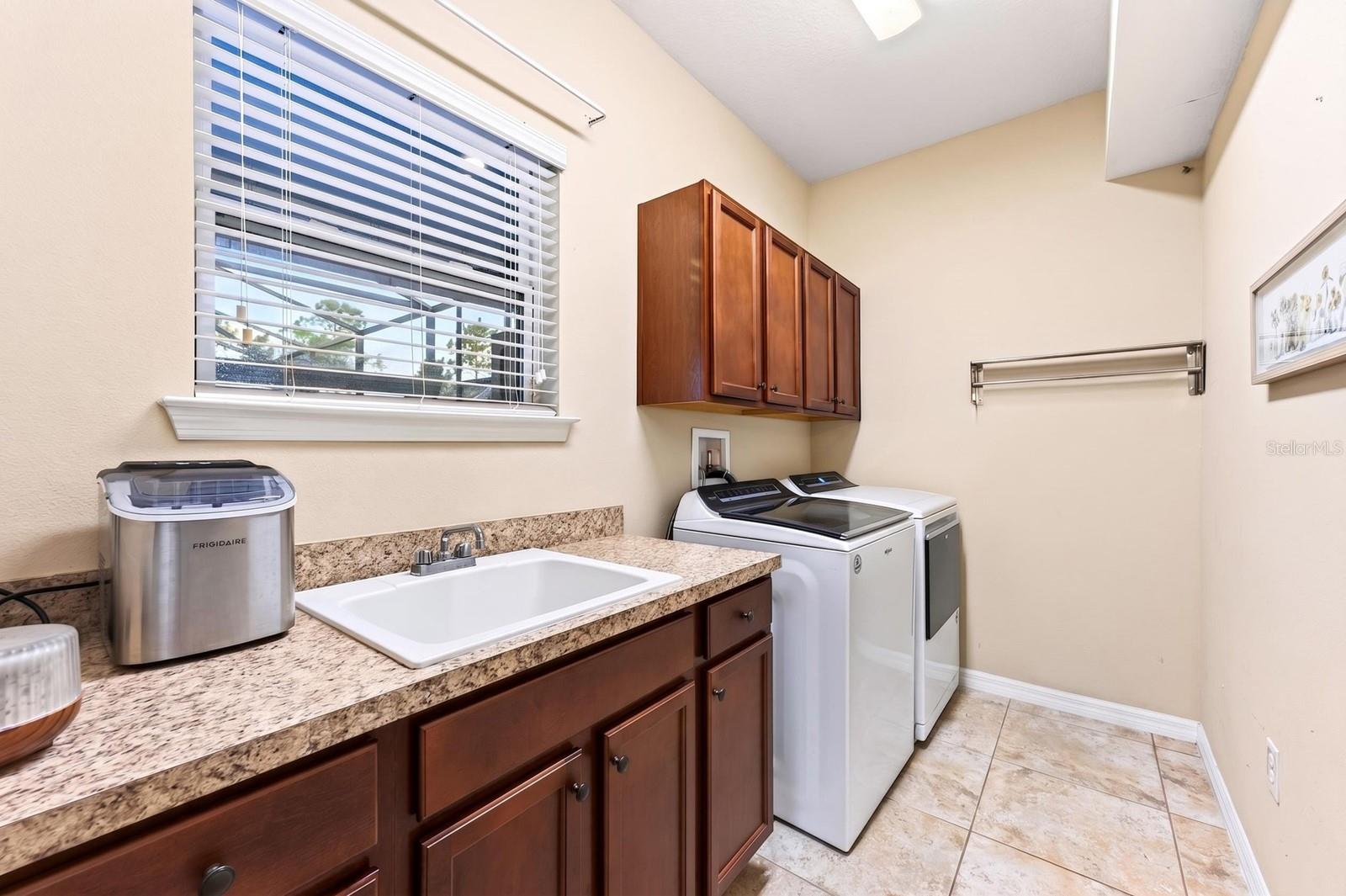 3135 Amalfi Dr Property Photo 37