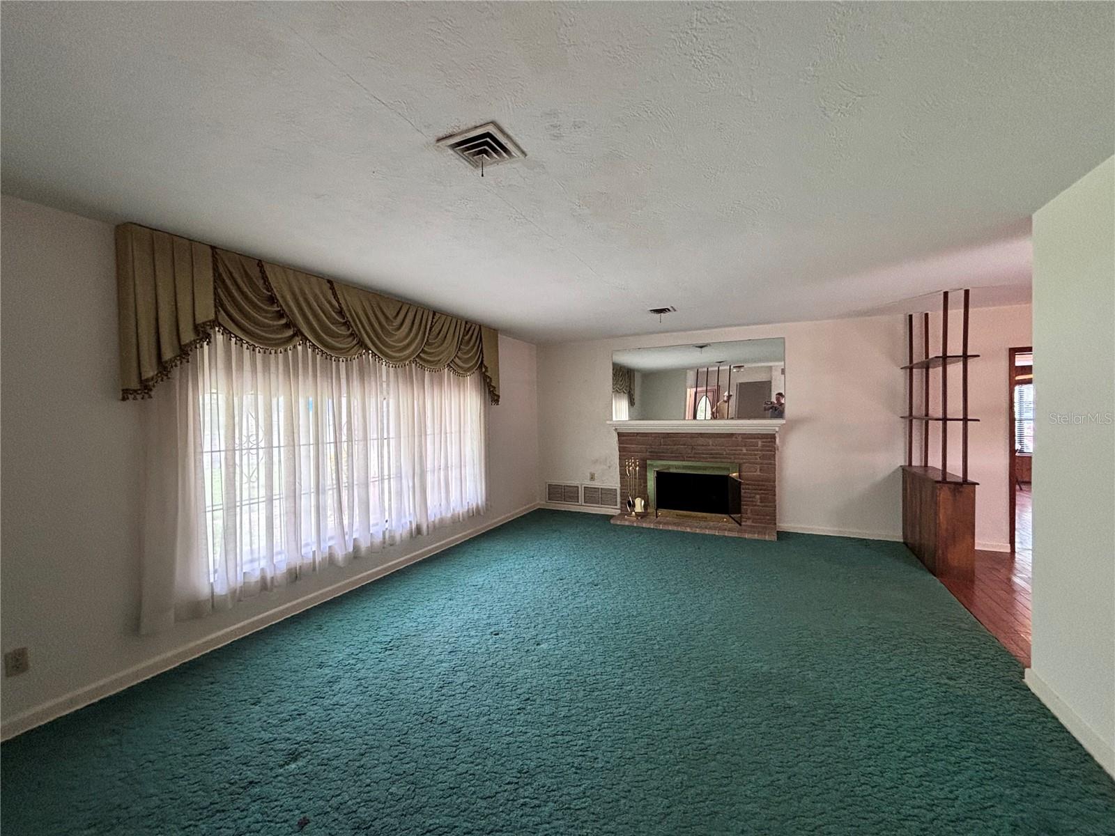 4143 Edgewater Dr Property Photo 2