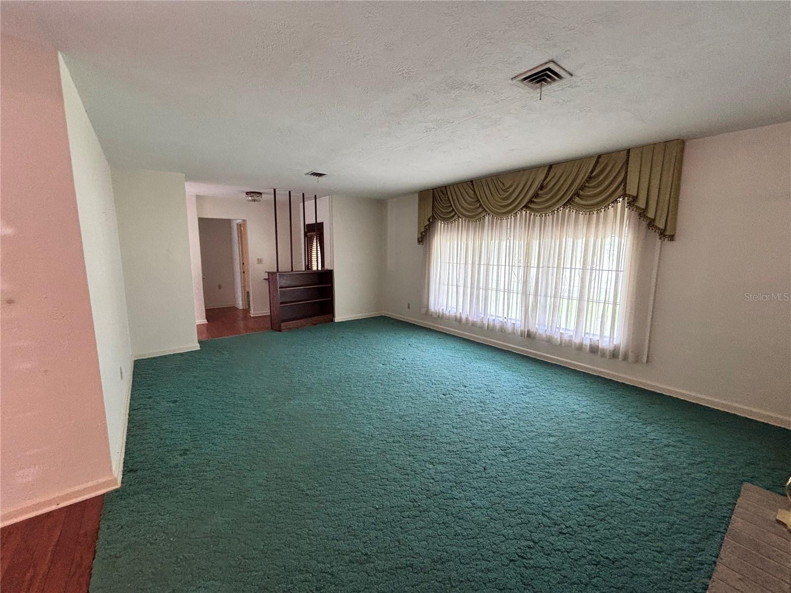 4143 Edgewater Dr Property Photo 3