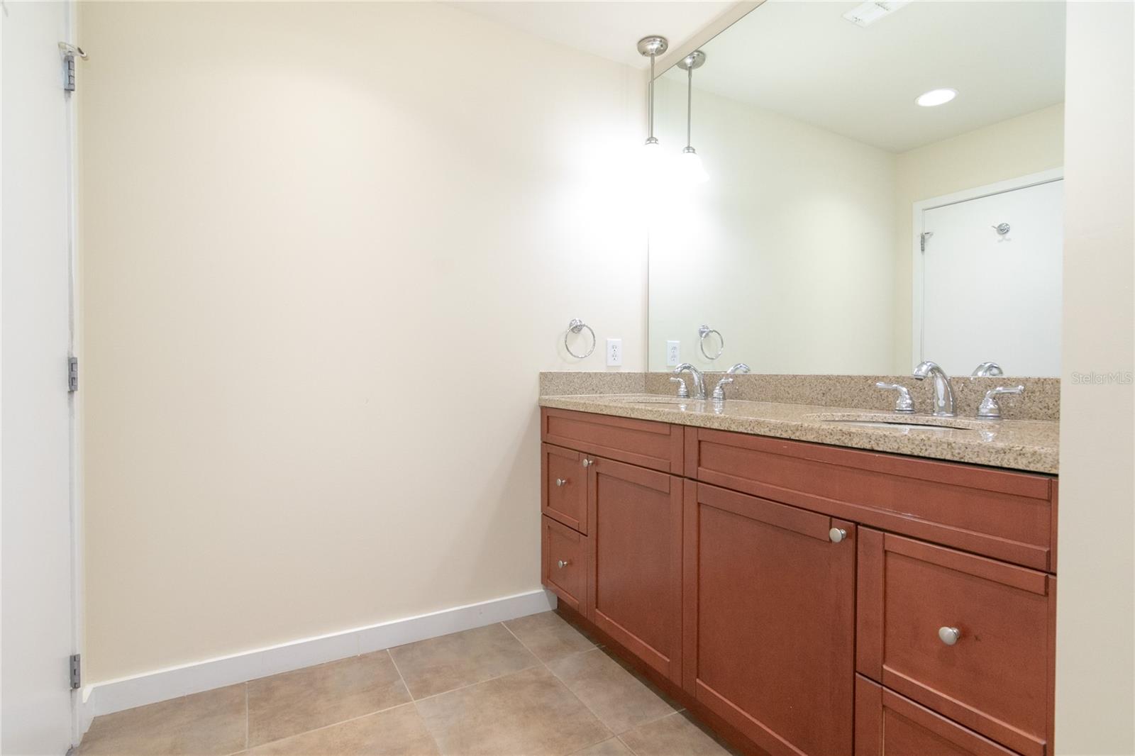 525 E Jackson St #704 Property Photo 18
