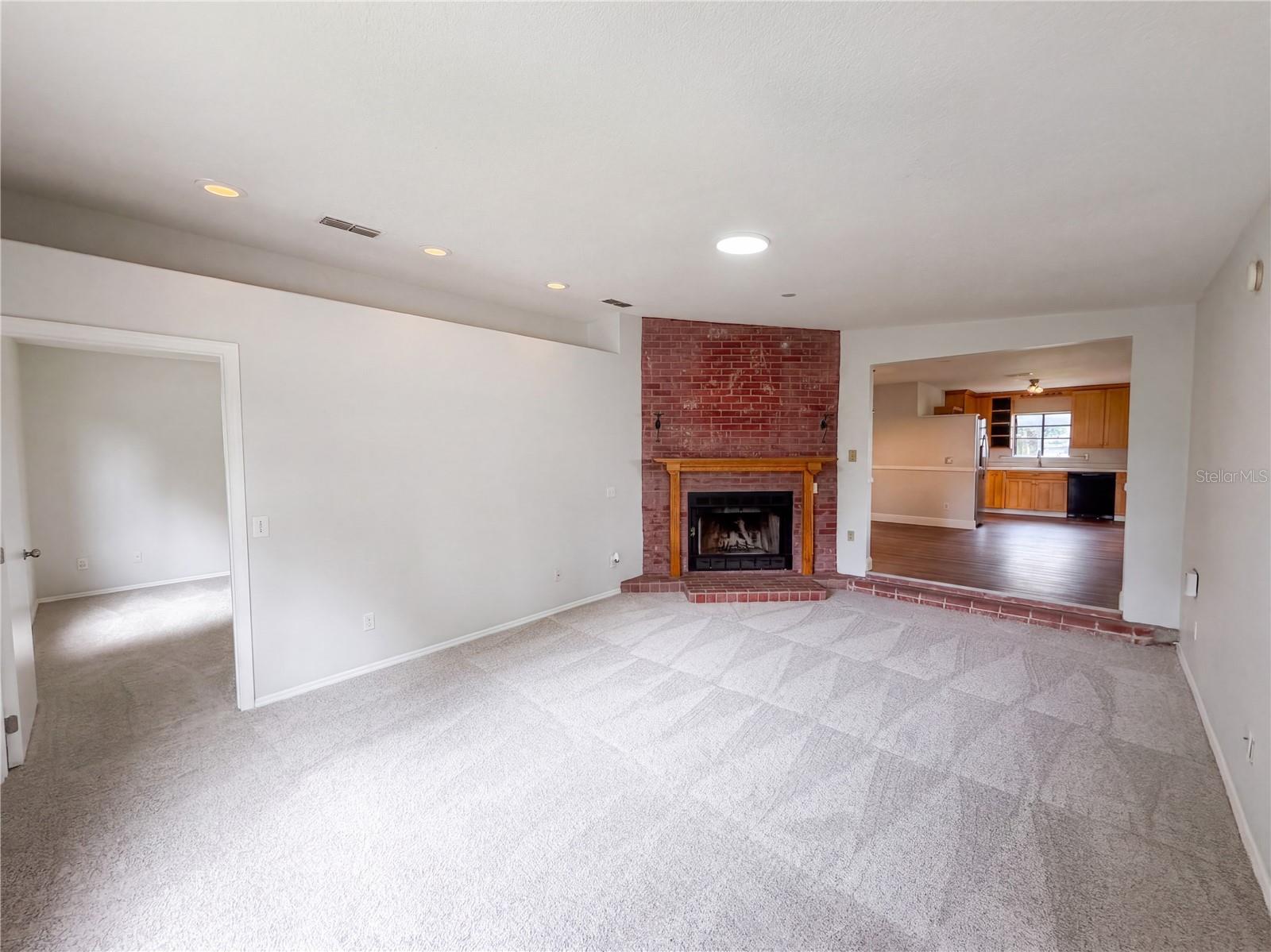 1721 Evergreen St Property Photo 3