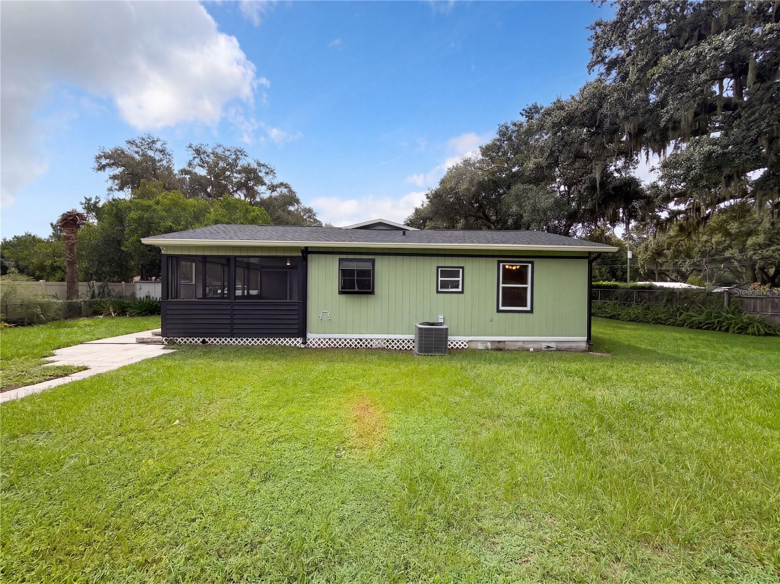 1721 Evergreen St Property Photo 5