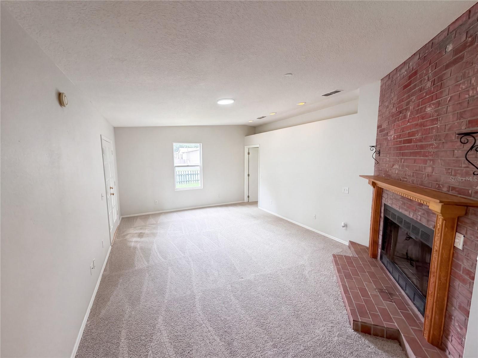 1721 Evergreen St Property Photo 6