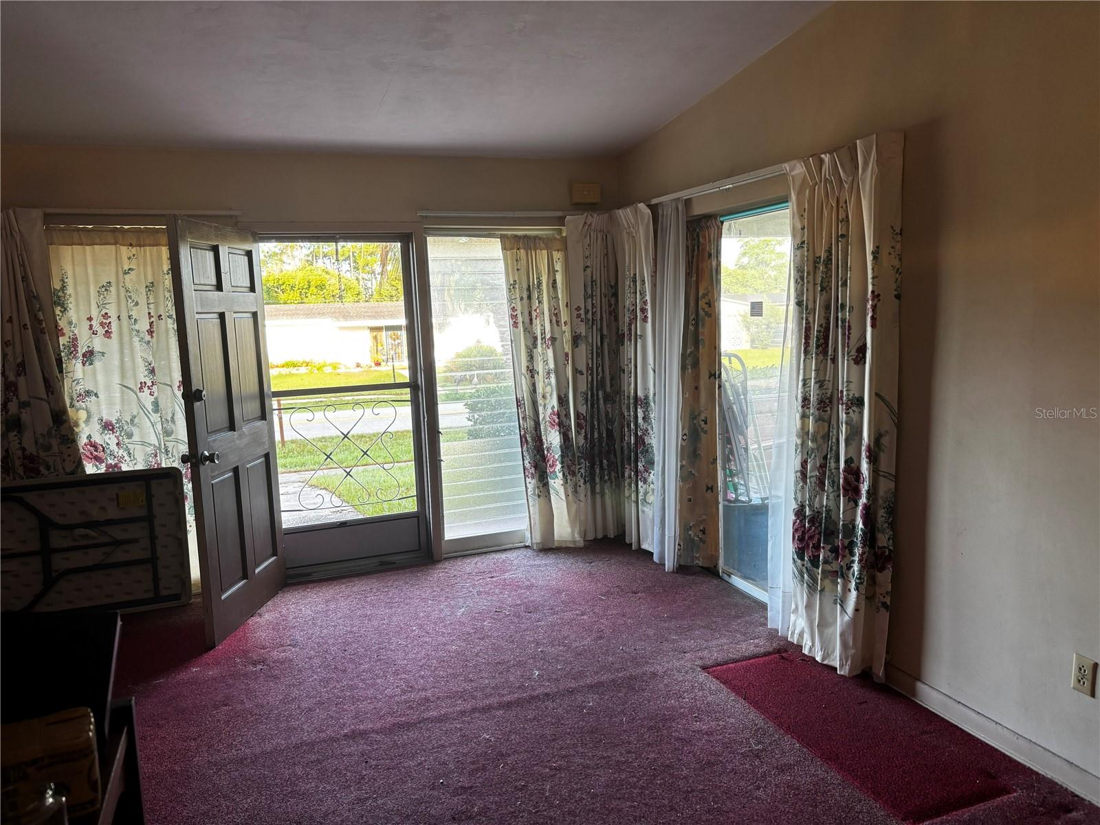 1077 Whitewood Dr Property Photo 3