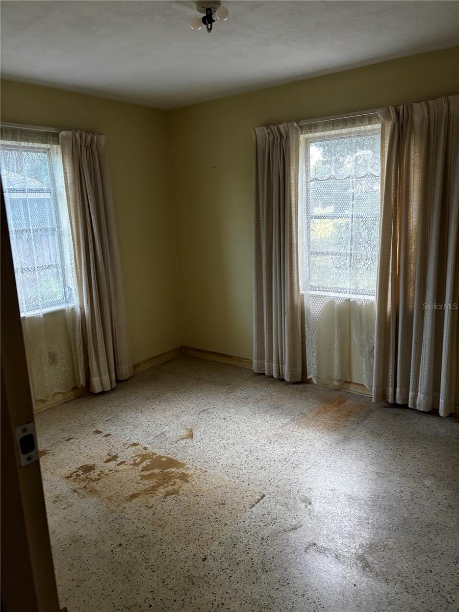 1077 Whitewood Dr Property Photo 4