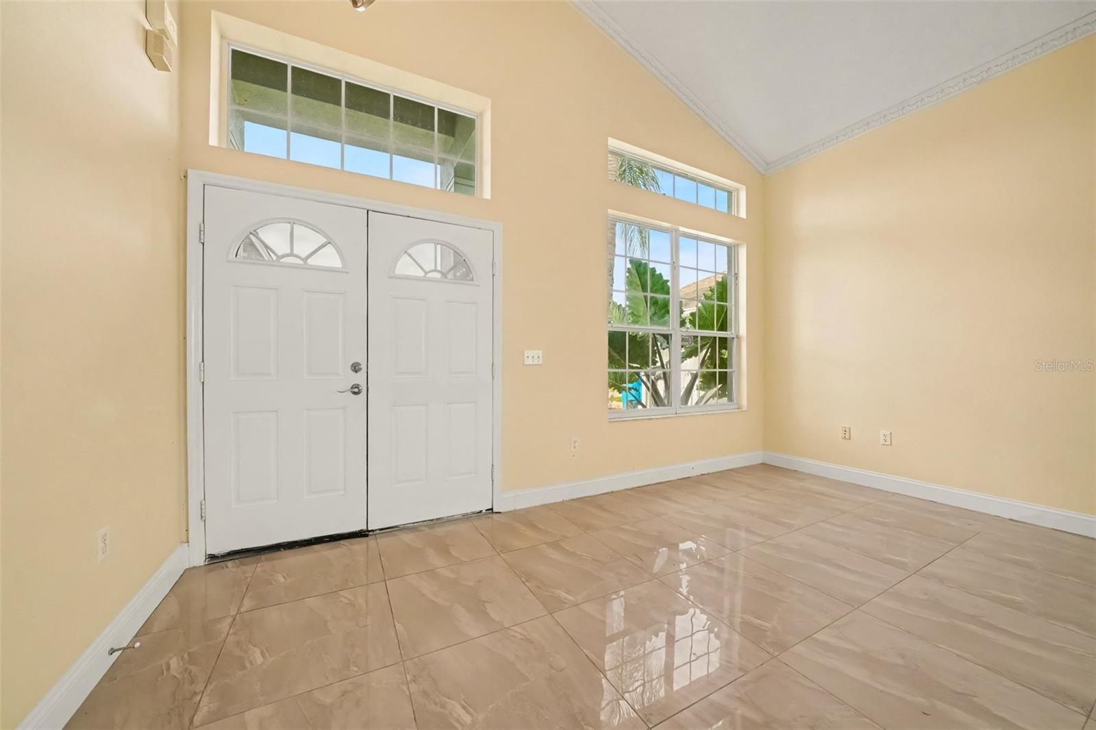 909 Devon Creek Rd Property Photo 4