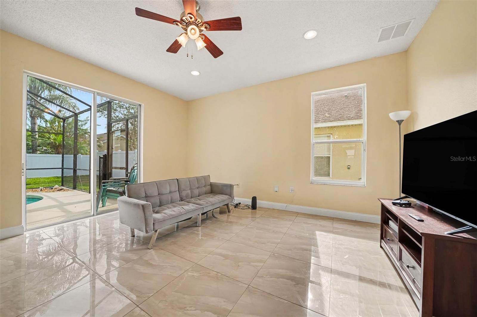 909 Devon Creek Rd Property Photo 10