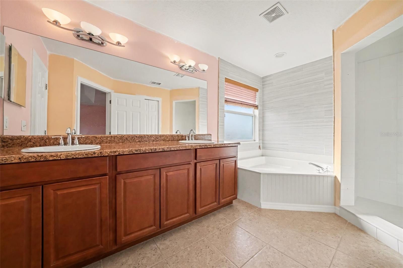 909 Devon Creek Rd Property Photo 26