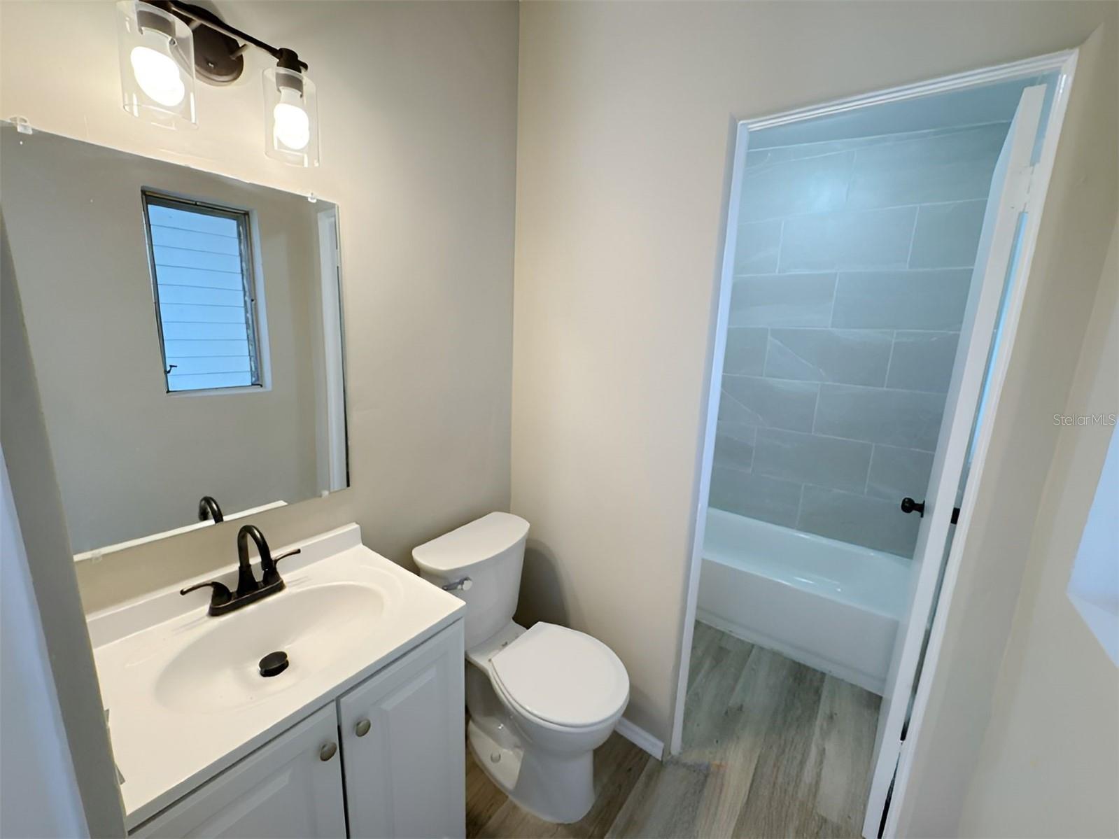 2136 Linden Rd Property Photo 6