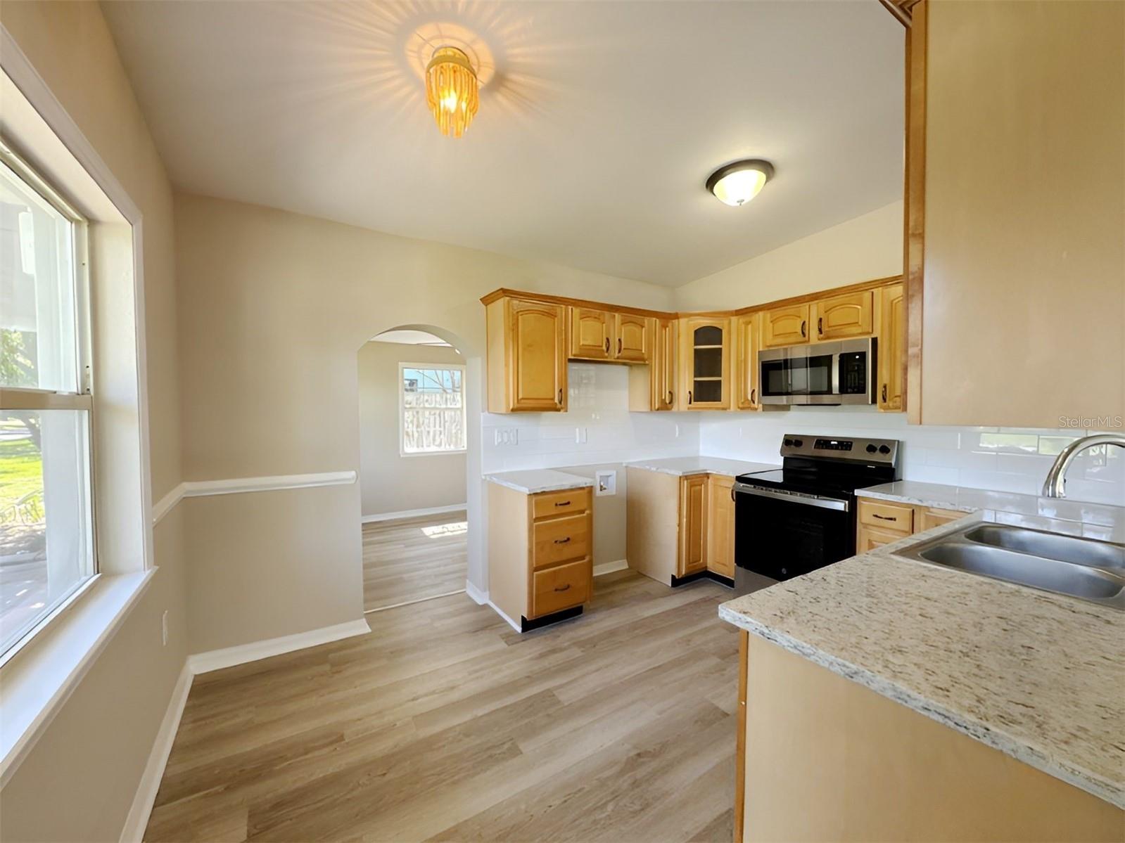 2136 Linden Rd Property Photo 9
