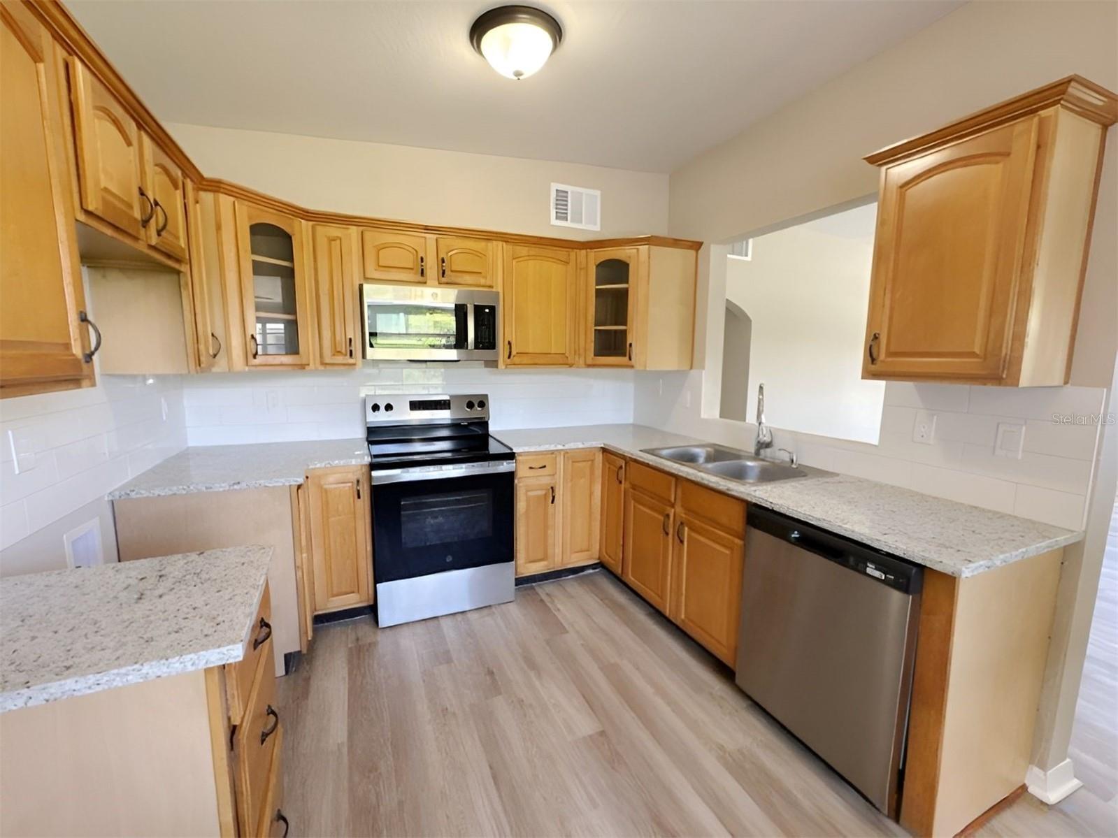 2136 Linden Rd Property Photo 10