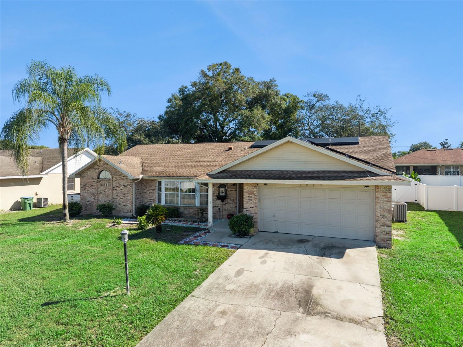 1079 W Hancock Dr Property Photo 1