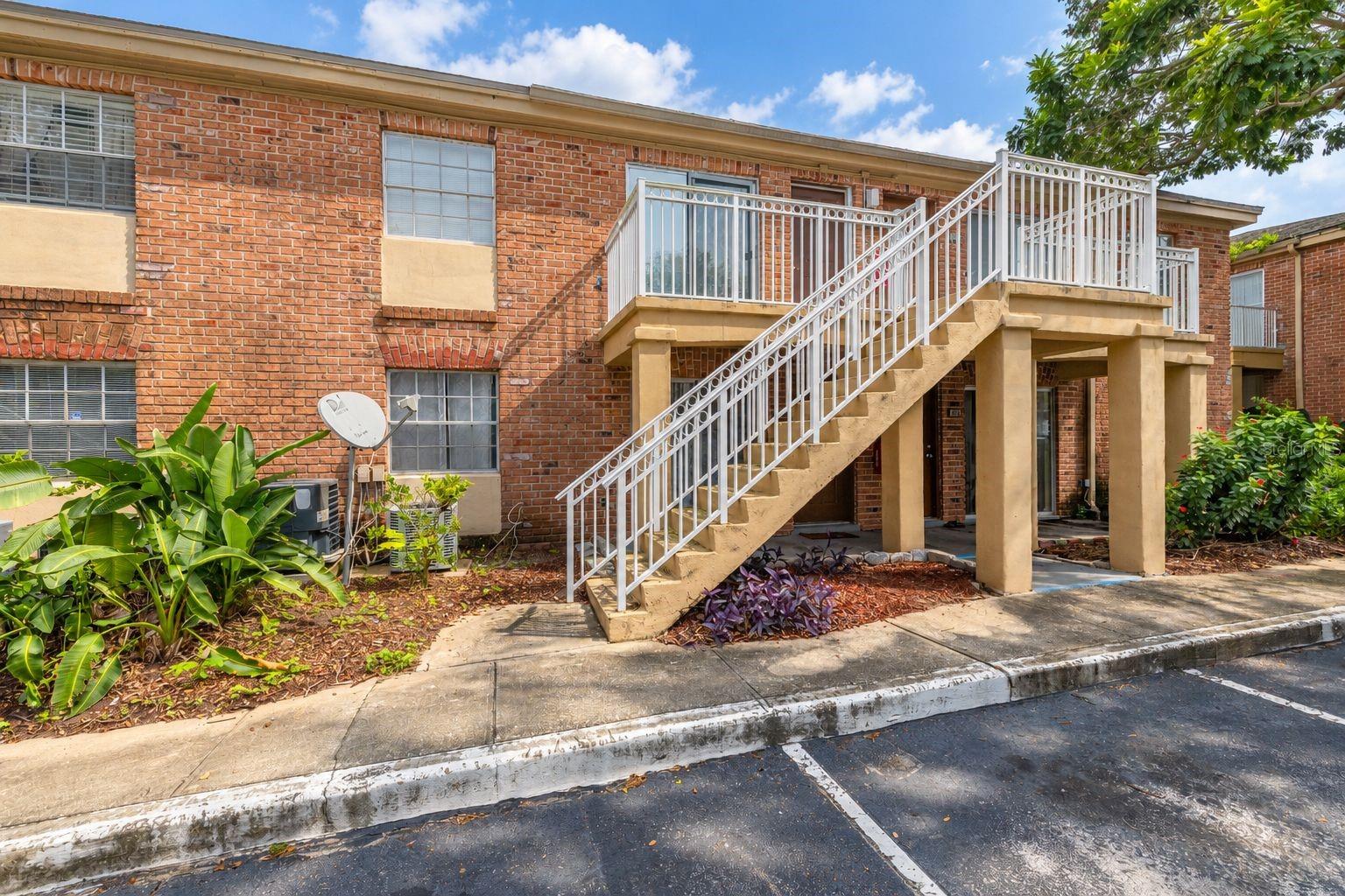 484 Banyon Tree Cir #100 Property Photo 1