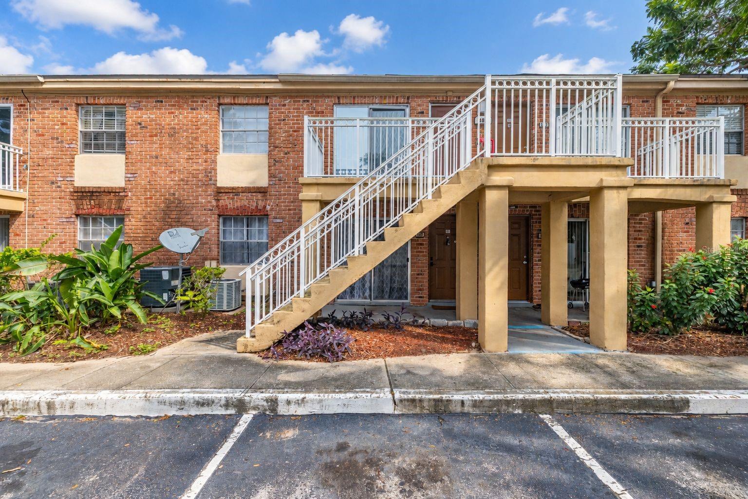 484 Banyon Tree Cir #100 Property Photo 2