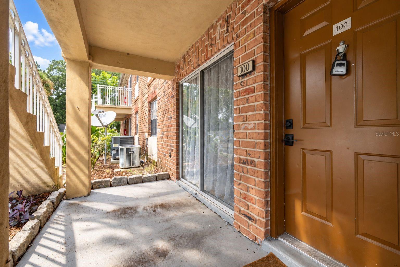 484 Banyon Tree Cir #100 Property Photo 3