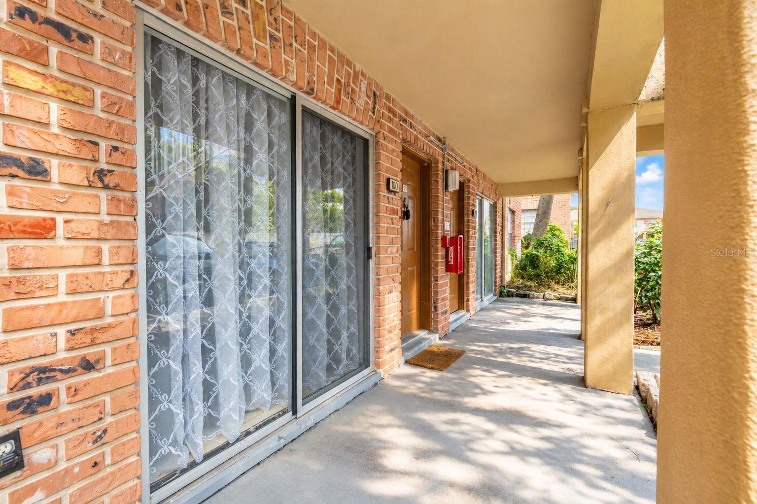 484 Banyon Tree Cir #100 Property Photo 4