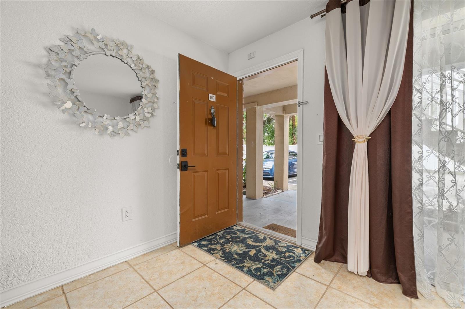 484 Banyon Tree Cir #100 Property Photo 5
