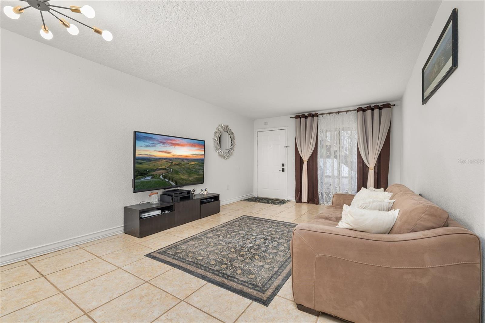 484 Banyon Tree Cir #100 Property Photo 6