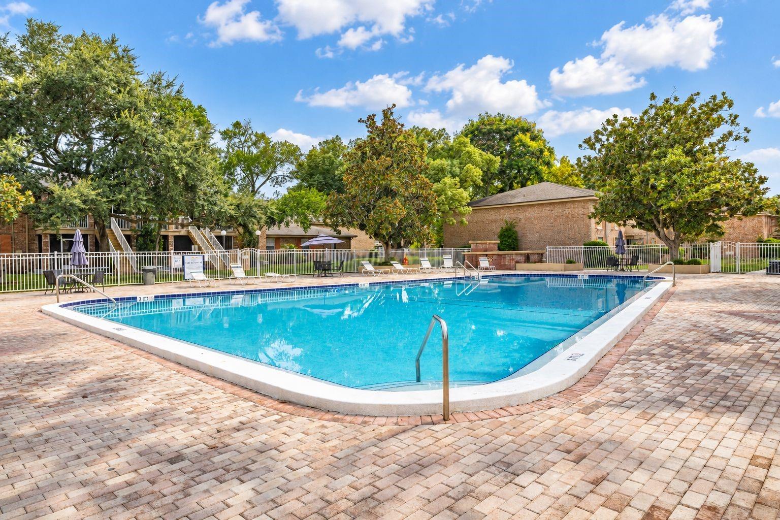 484 Banyon Tree Cir #100 Property Photo 32