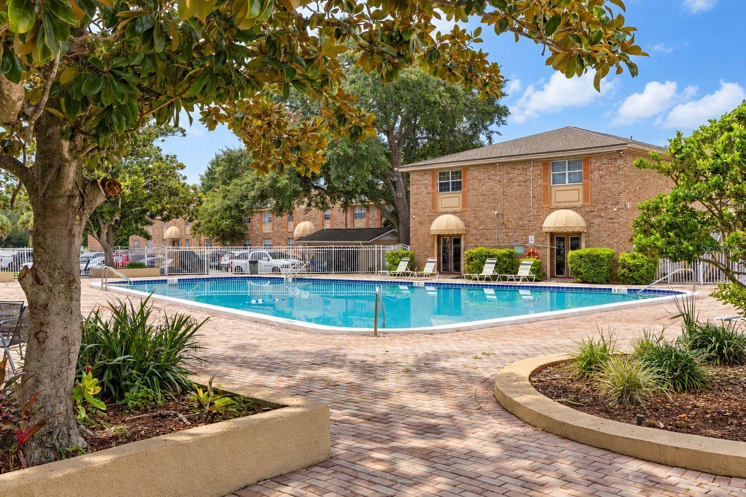 484 Banyon Tree Cir #100 Property Photo 33
