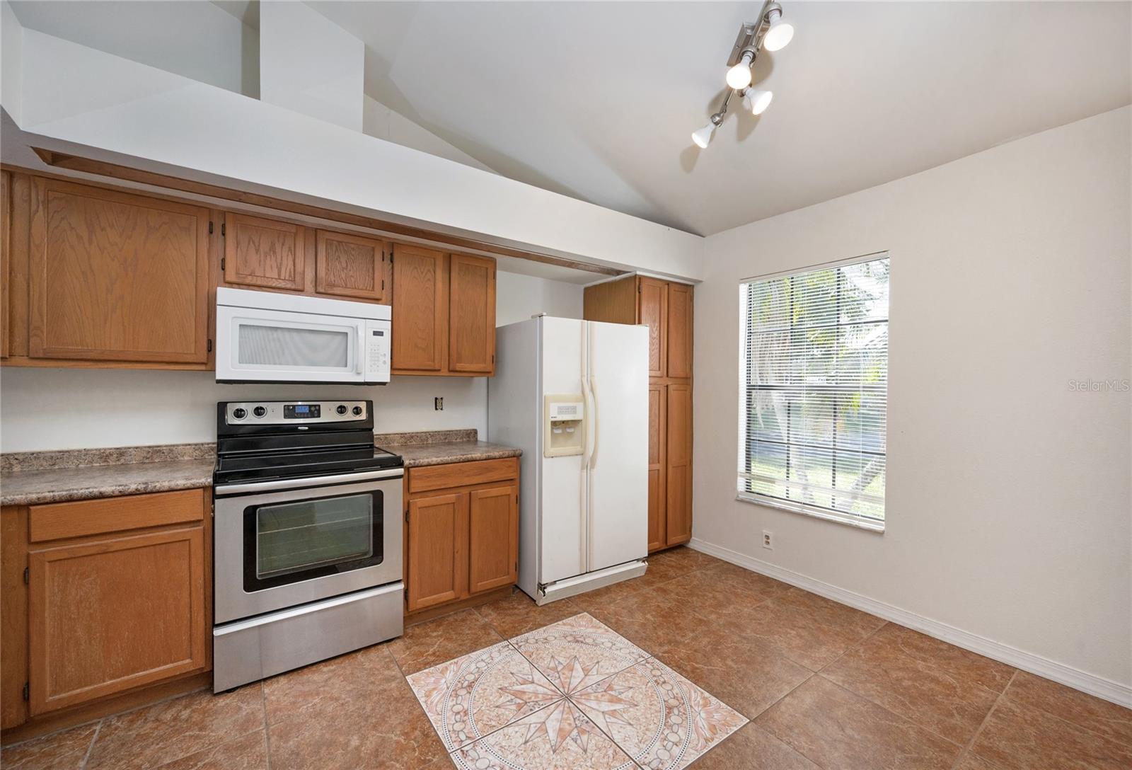 102 Candlewick Ct Property Photo 7