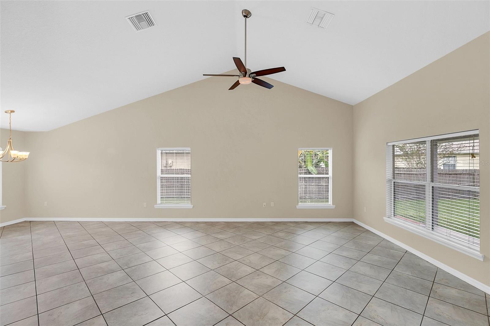 O6440508 Property Photo 6