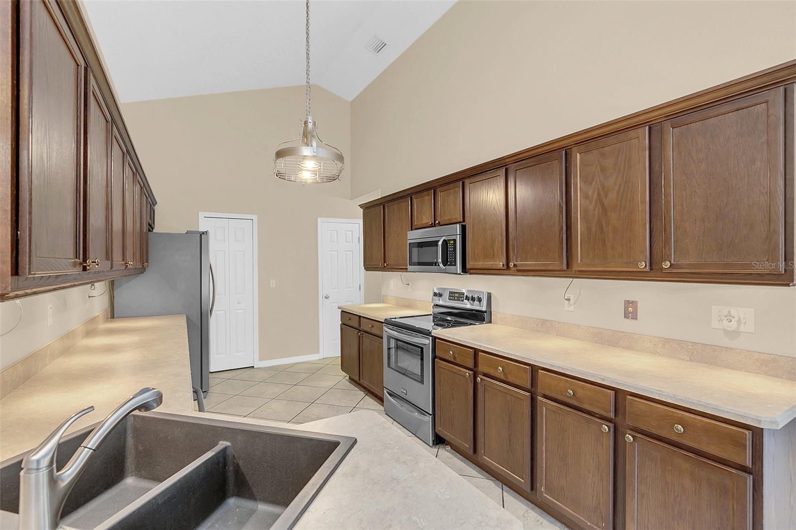 O6440508 Property Photo 12