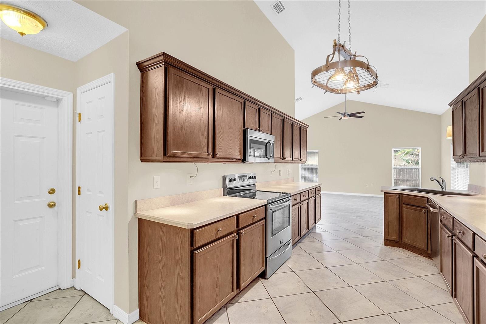 O6440508 Property Photo 15