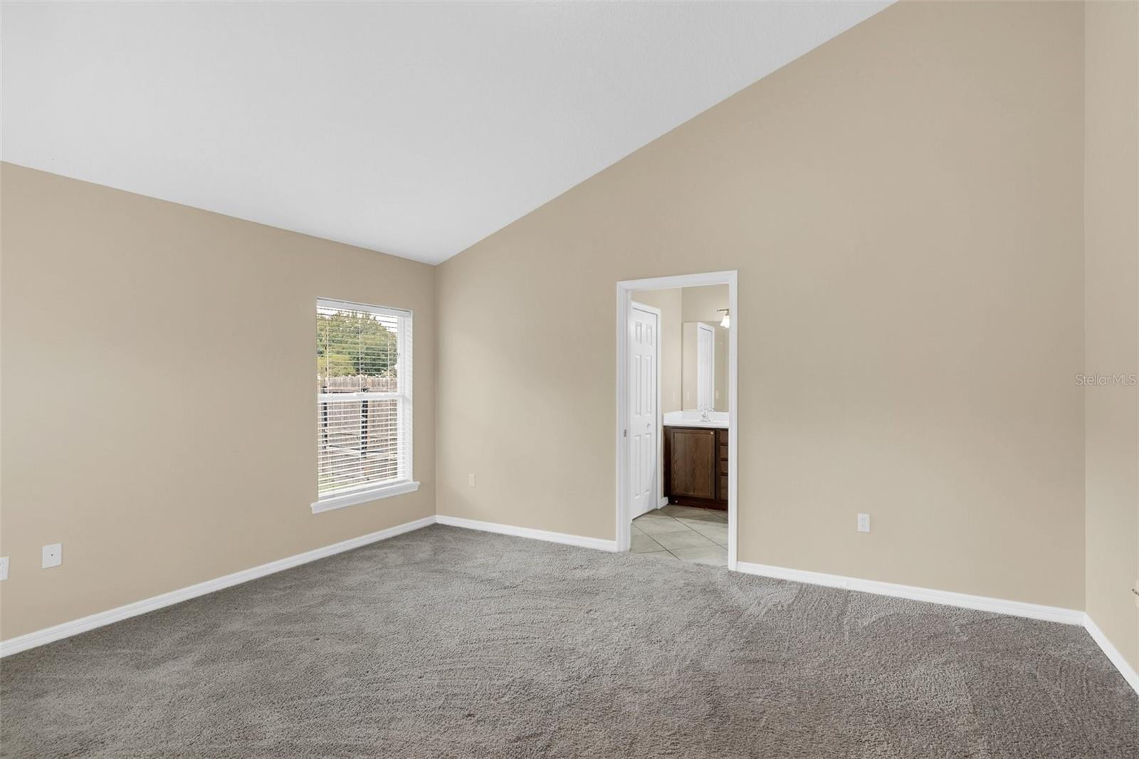 O6440508 Property Photo 17