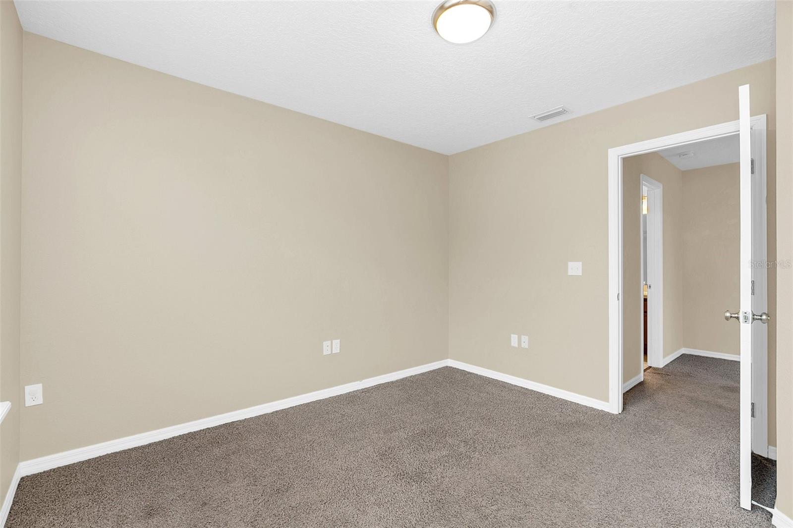 O6440508 Property Photo 26