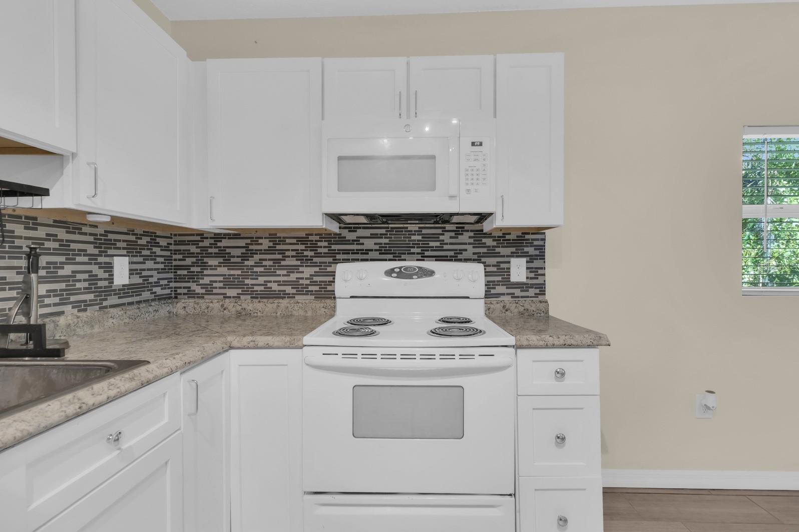 613 E 2nd St #203 Property Photo 6