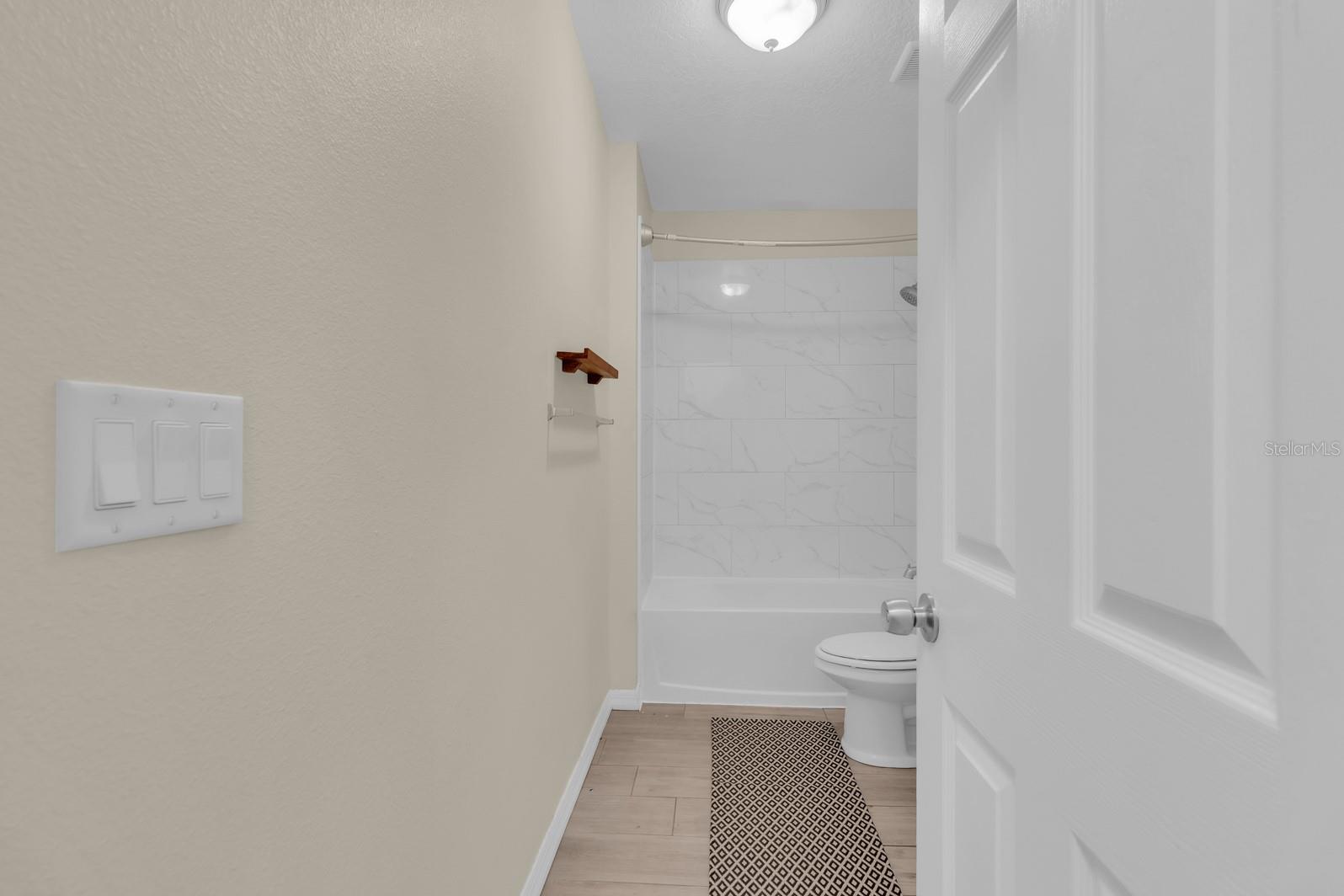 613 E 2nd St #203 Property Photo 14