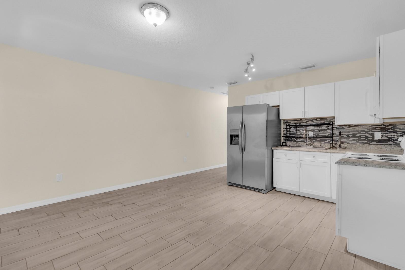 613 E 2nd St #203 Property Photo 16
