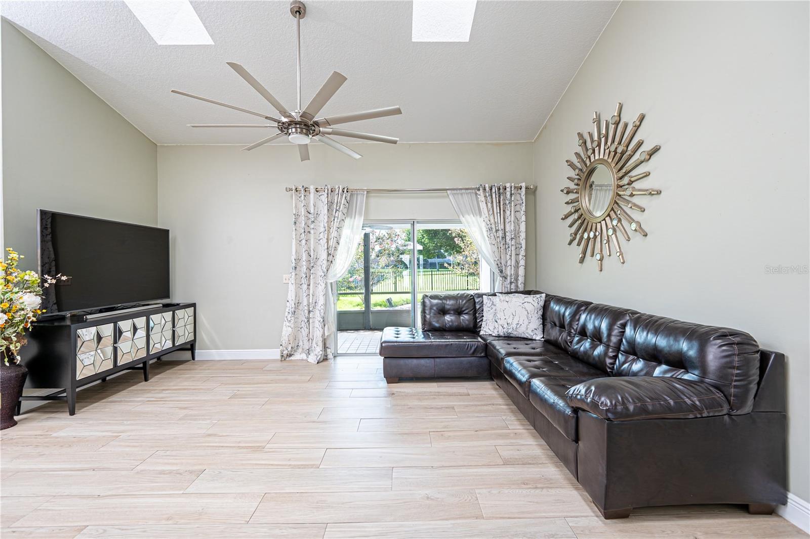 12845 Forestedge Cir Property Photo 4