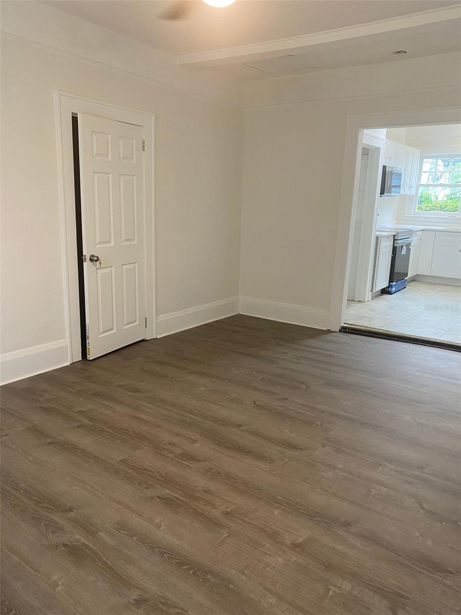 606 Lake Dot Cir #d Property Photo 2