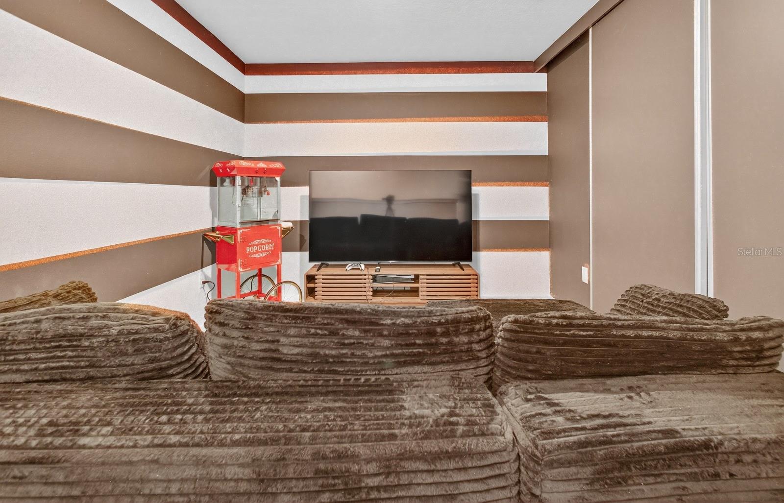 O6440876 Property Photo 25