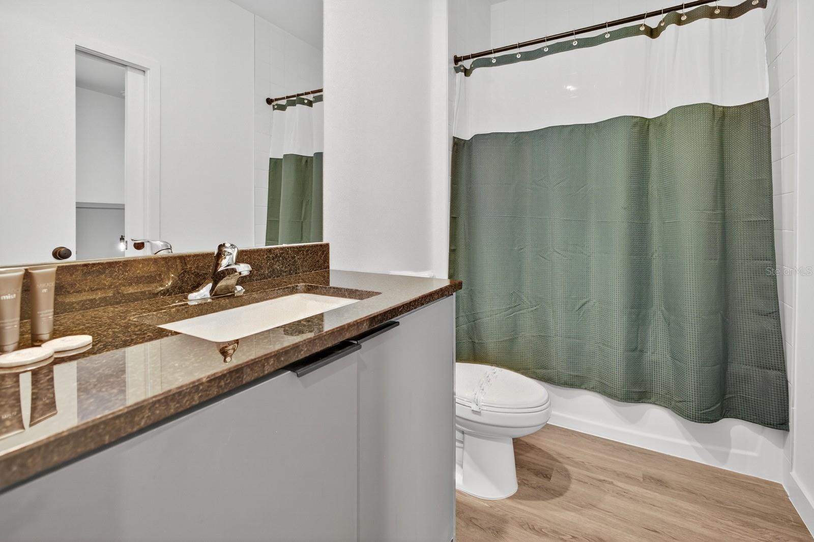 O6440876 Property Photo 33
