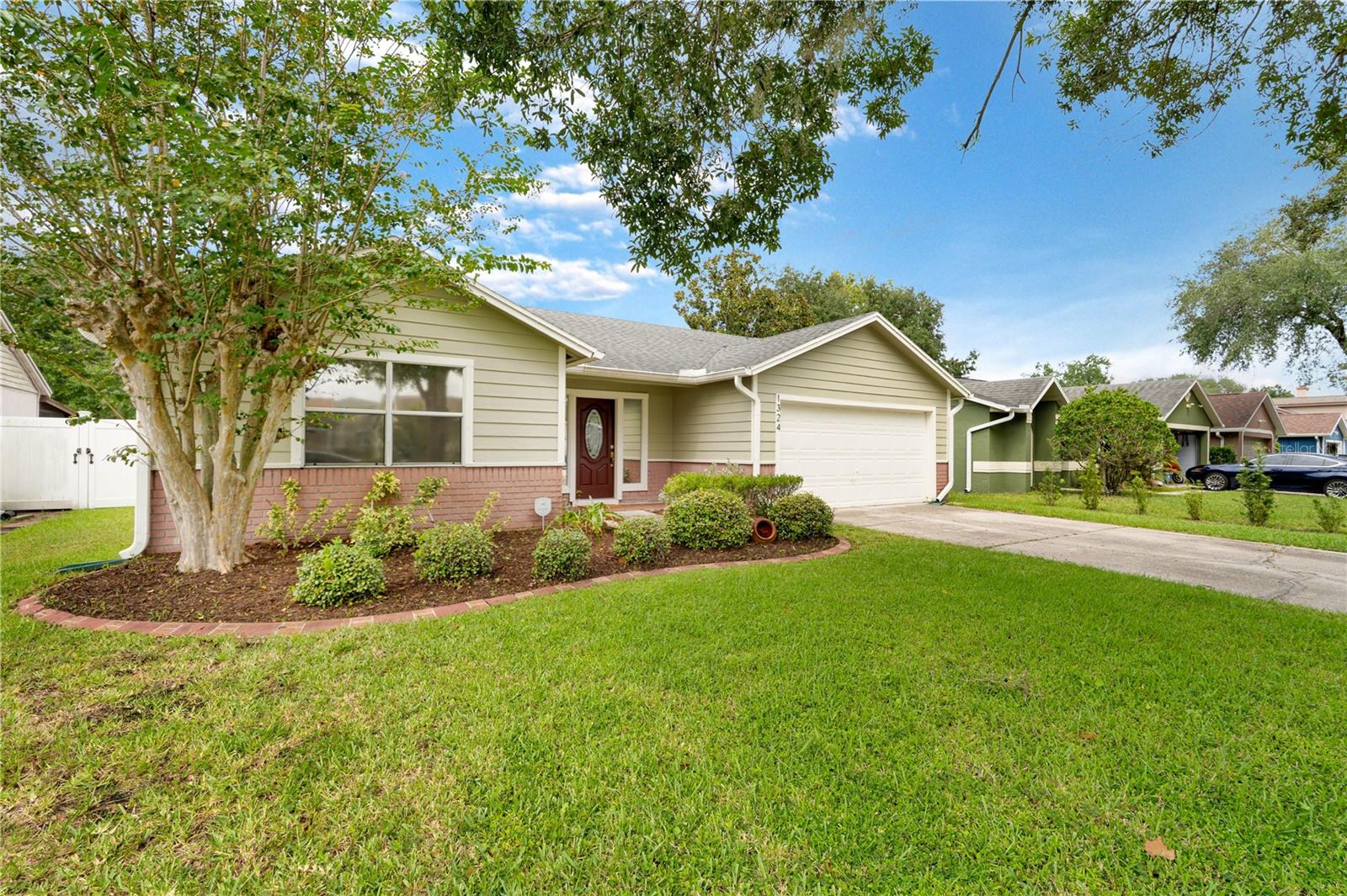 1324 Silverthorn Dr Property Photo 3