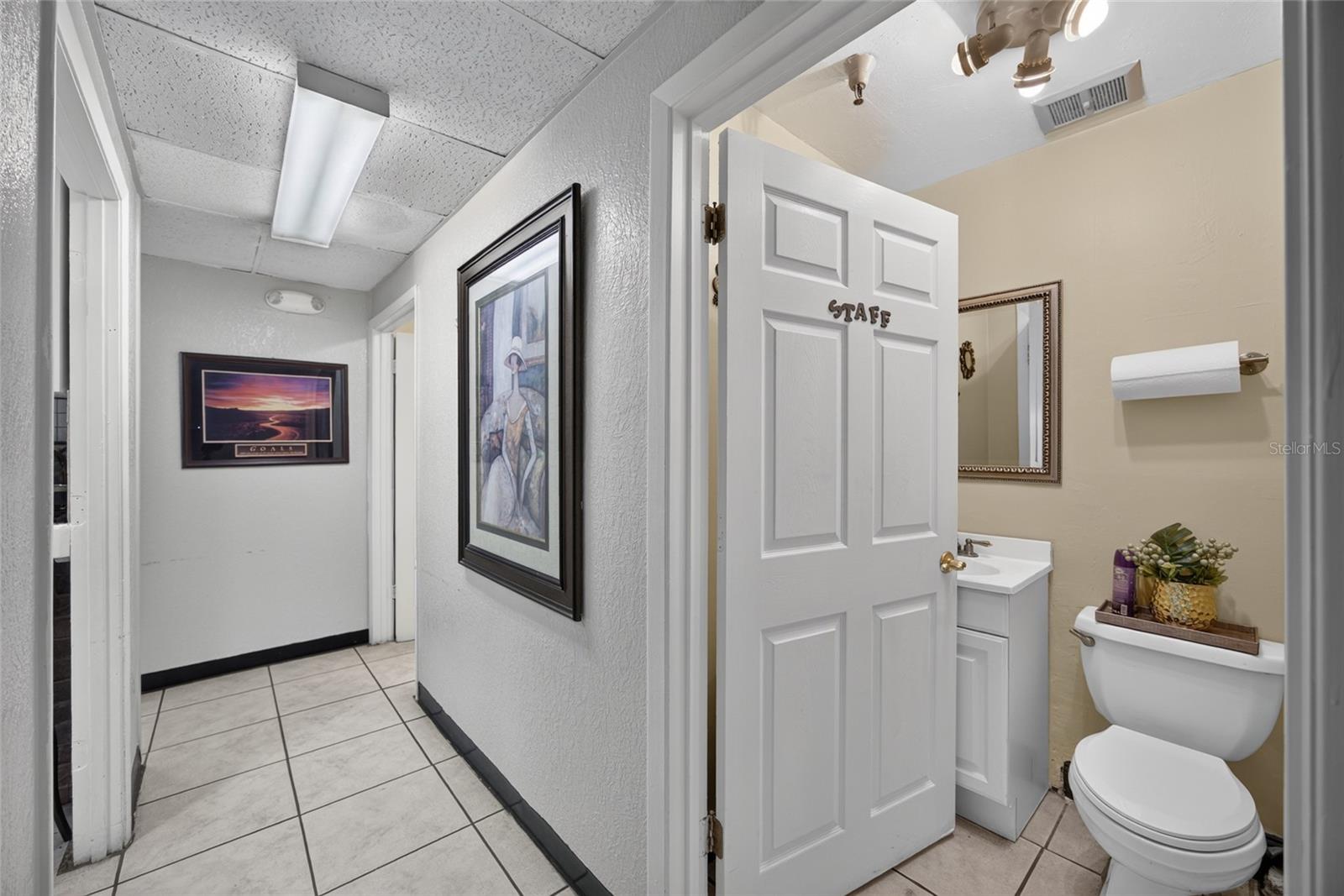 O6441280 Property Photo 19