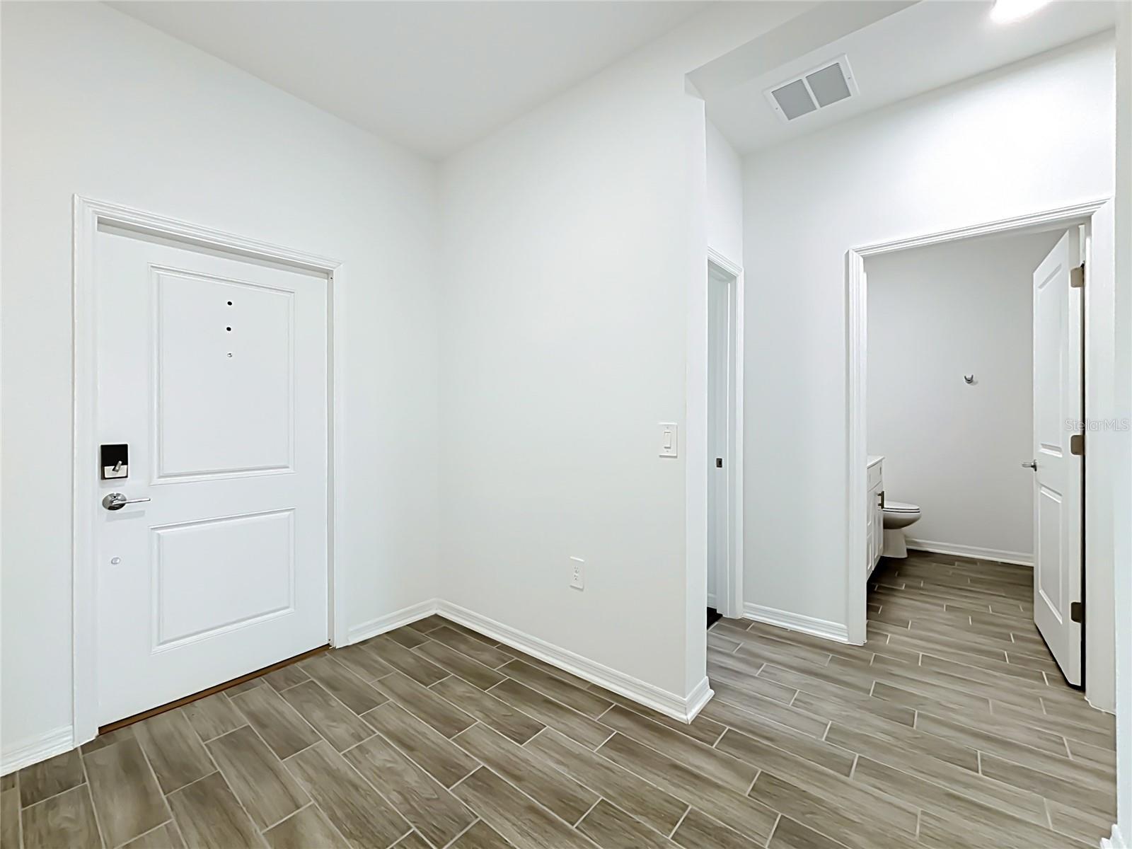 643 Grove St Property Photo 8