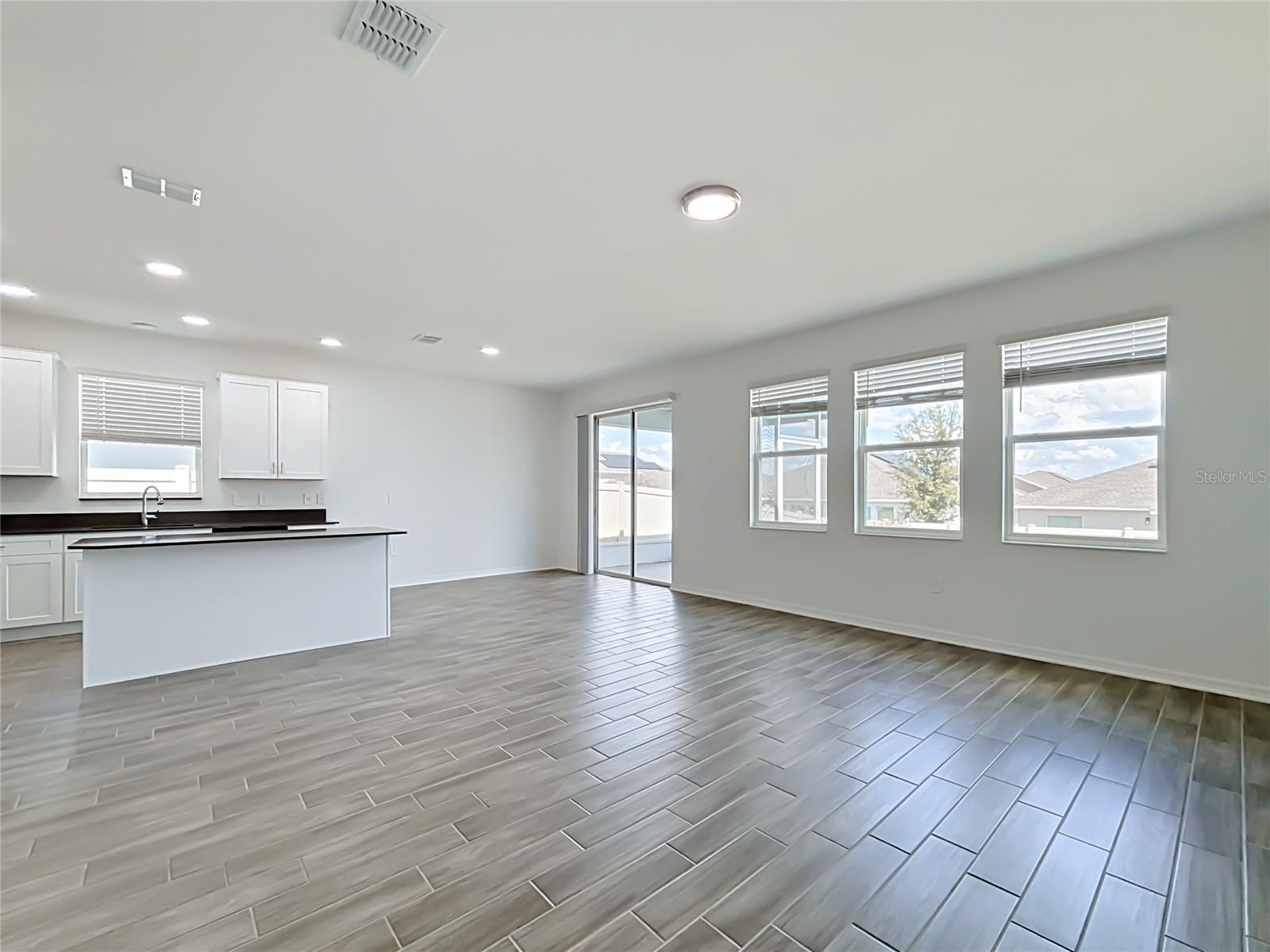 643 Grove St Property Photo 15