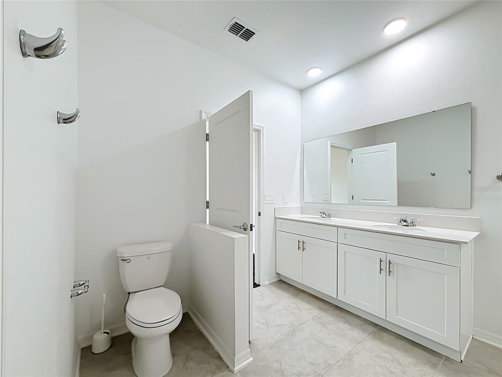 643 Grove St Property Photo 32