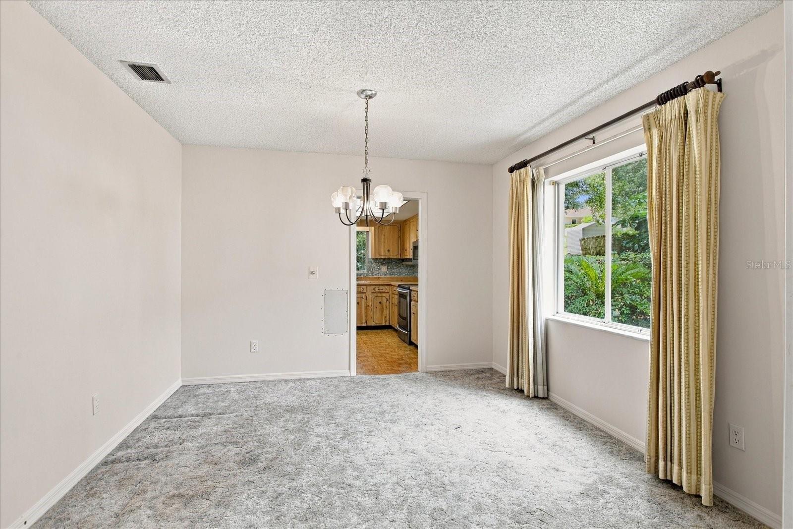 528 E Hillcrest St Property Photo 3