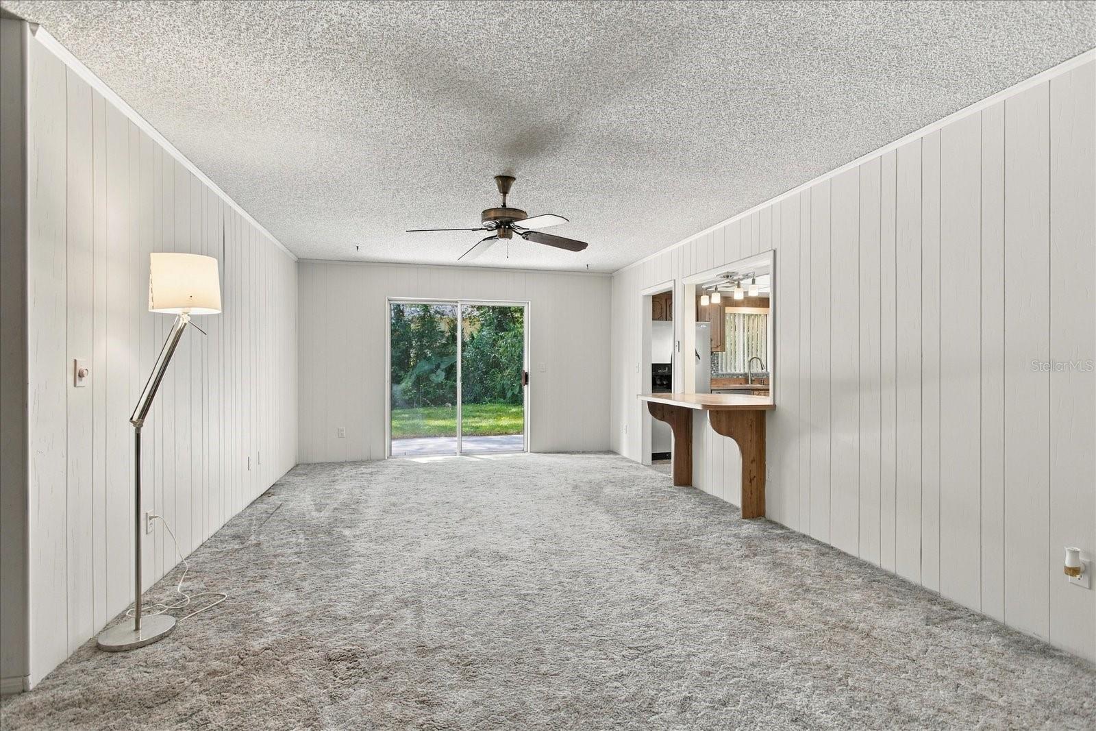 528 E Hillcrest St Property Photo 6
